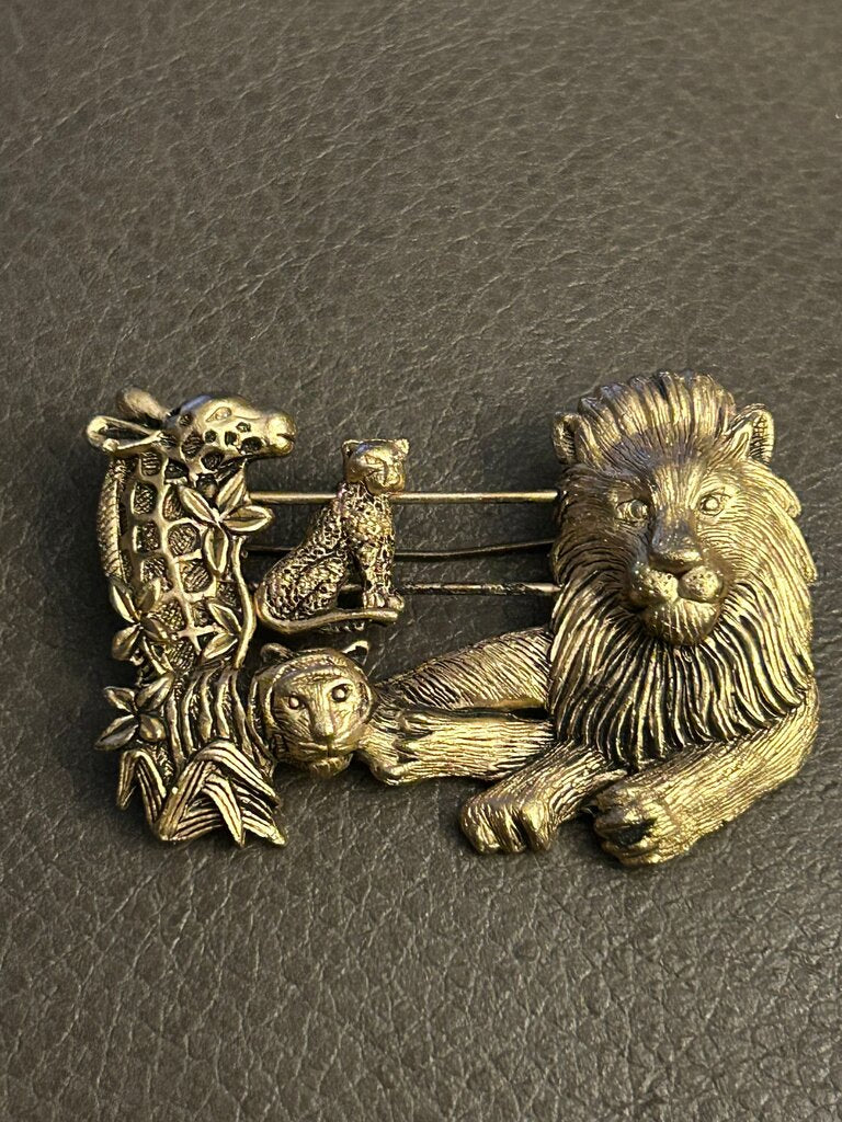 Animal Brooch Pin Featuring Lion and Giraffe Design