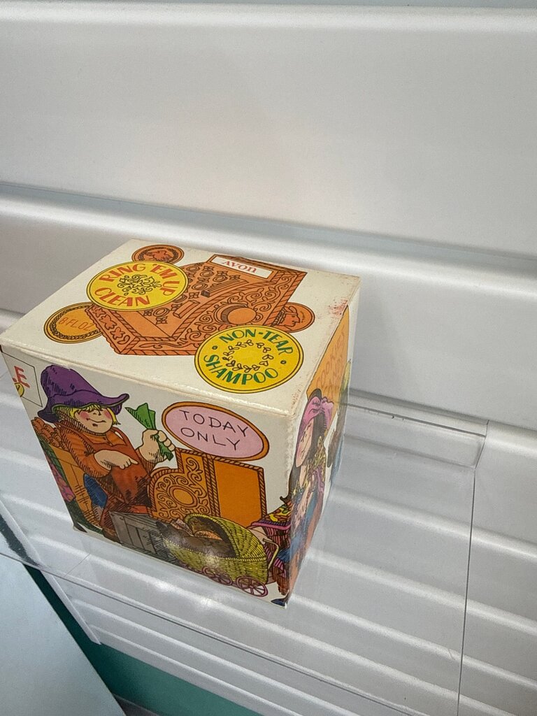 Avon Ring 'Em Clean Shampoo Bank in Box (original contents included, not for use)