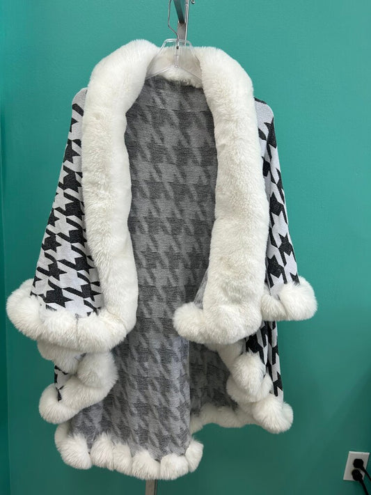 Houndstooth Patterned Cape with Faux Fur Trim