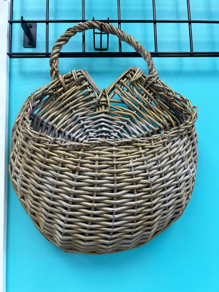 Round woven wicker wall pocket basket
