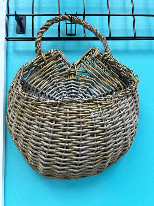 Round woven wicker wall pocket basket