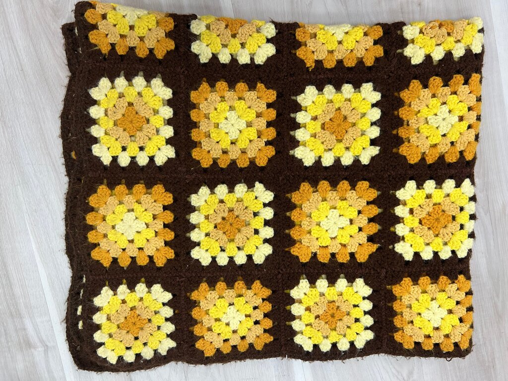 Vintage Crochet Blanket with Floral Pattern
