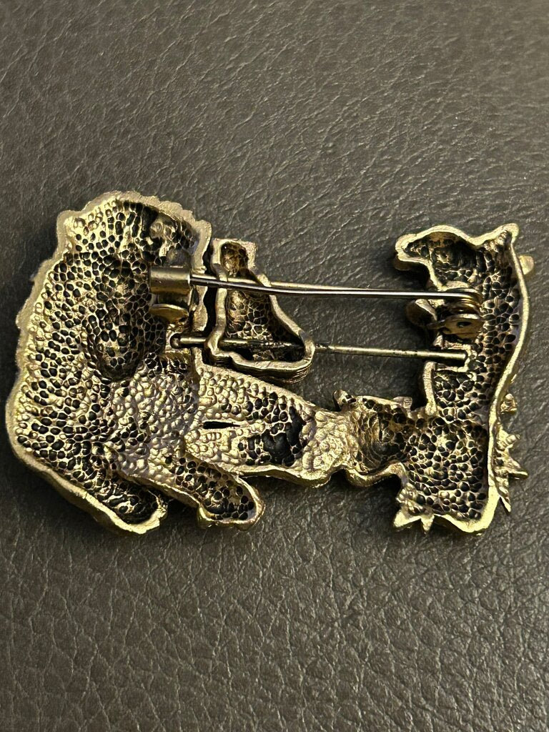 Animal Brooch Pin Featuring Lion and Giraffe Design
