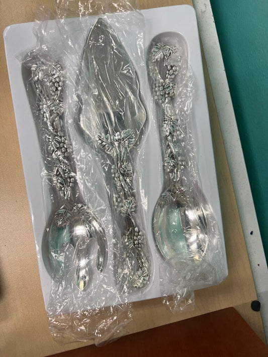 International Silver Co Grapevine 3 Piece Serving Set NIB