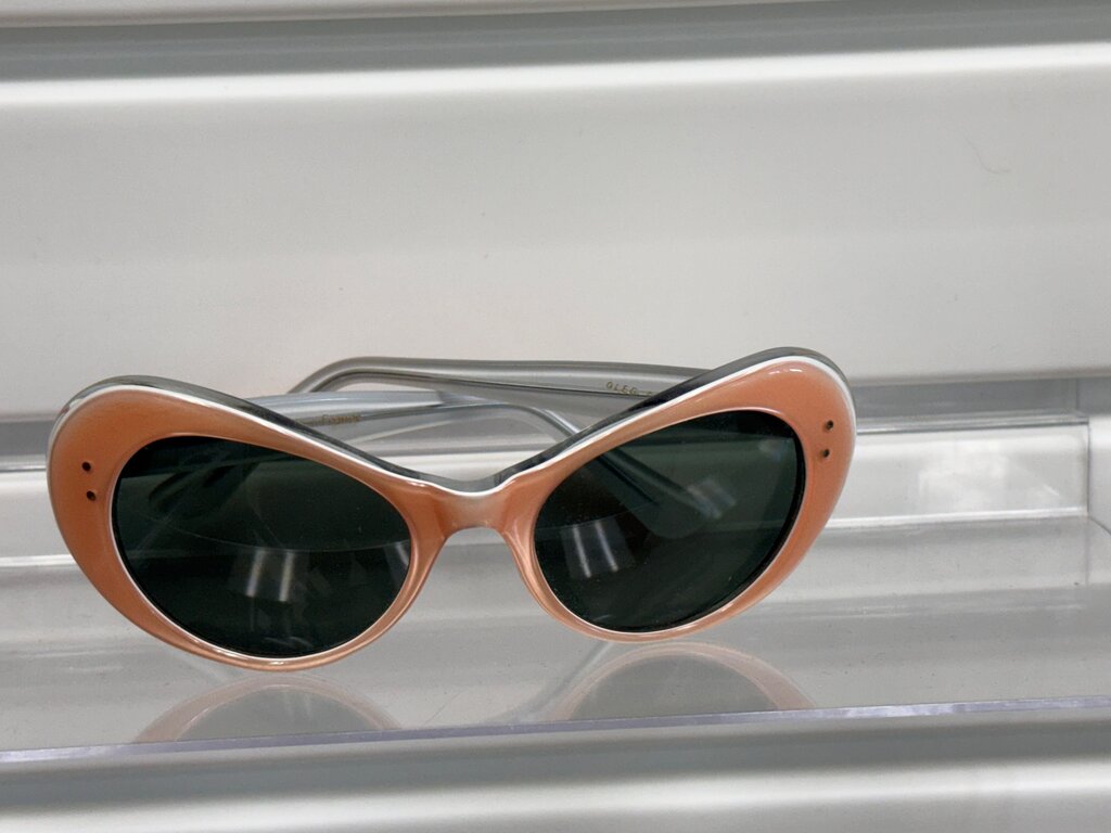 Peach/coral cat-eye Oleg Cassini, Made in France